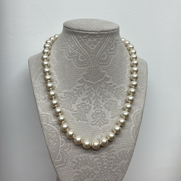 Mia Classic Luxe Faux Pearl Necklace - Picture 3 of 3